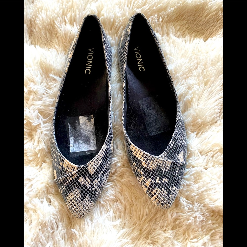 Vionic Snakeskin Flat 8.5